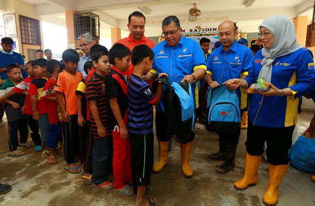 bantuan persekolahan ; banjir kelantan